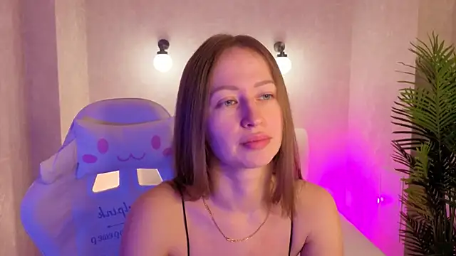 Snapshot of bella_li__ chatting on 12/16/25, 01:21 bella li online show from 12/16/25, 01:21