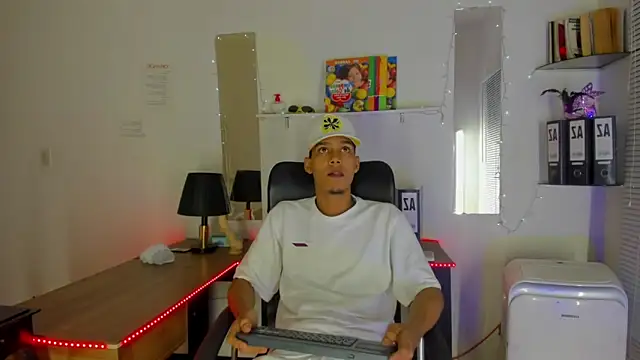 Snapshot of xxKamadevaxx chatting on 11/19/25, 12:49 xxKamadevaxx online show from 11/19/25, 12:49