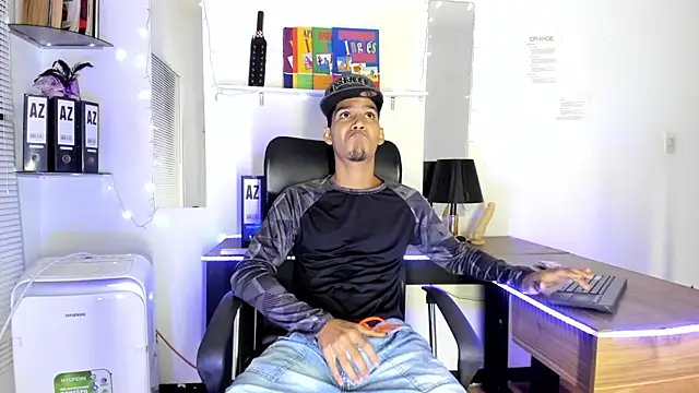 Snapshot of xxKamadevaxx chatting on 11/21/25, 12:37 xxKamadevaxx online show from 11/21/25, 12:37