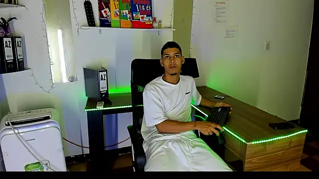 Snapshot of xxKamadevaxx chatting on 11/25/25, 12:38 xxKamadevaxx online show from 11/25/25, 12:38