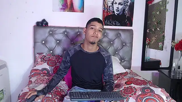 Snapshot of xxKamadevaxx chatting on 11/26/25, 12:39 xxKamadevaxx online show from 11/26/25, 12:39