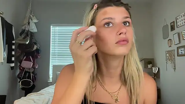 Snapshot of AnnGrayson chatting on 09/25/25, 06:22 AnnGrayson online show from 09/25/25, 06:22