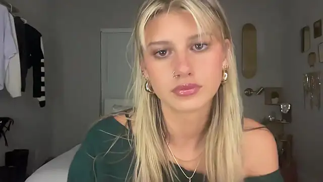 Snapshot of AnnGrayson chatting on 10/08/25, 01:36 AnnGrayson online show from 10/08/25, 01:36