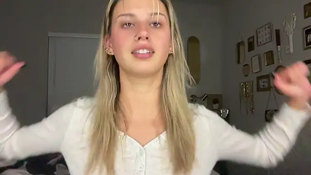 Snapshot of AnnGrayson chatting on 11/03/25, 02:24 AnnGrayson online show from 11/03/25, 02:24