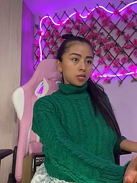 Snapshot of RaquelOficial chatting on 10/17/25, 05:48 RaquelOficial online show from 10/17/25, 05:48