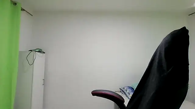 Snapshot of adri89-g chatting on 07/15/26, 12:43 adri89-g online show from 07/15/26, 12:43