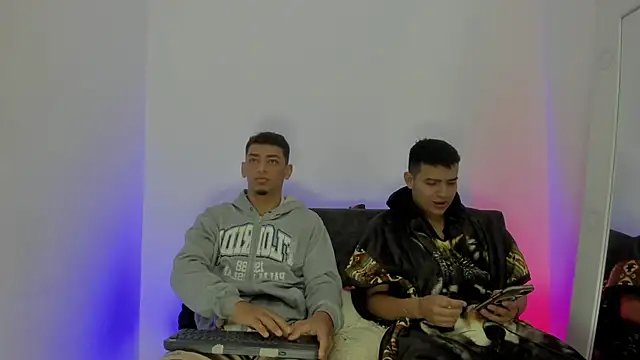 Snapshot of maykel_and_mike chatting on 10/16/25, 10:16 maykel and mike online show from 10/16/25, 10:16