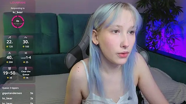 Snapshot of evlica chatting on 04/19/26, 02:05 evlica online show from 04/19/26, 02:05