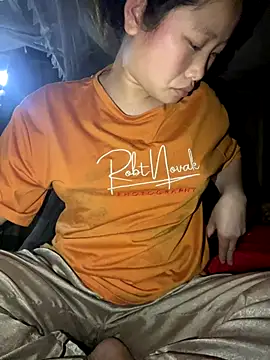 Snapshot of Van_xx chatting on 12/20/25, 02:13 Van xx online show from 12/20/25, 02:13