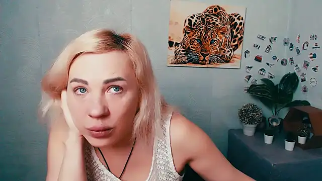 Snapshot of EmmaCat_ chatting on 03/05/26, 05:47 EmmaCat online show from 03/05/26, 05:47