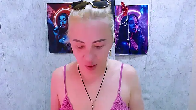 Snapshot of EmmaCat_ chatting on 03/17/26, 05:11 EmmaCat online show from 03/17/26, 05:11