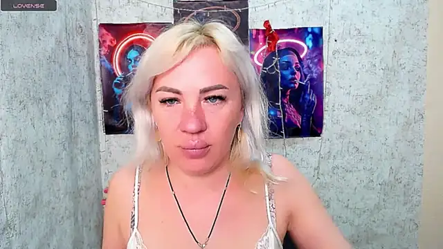 Snapshot of EmmaCat_ chatting on 04/06/26, 04:21 EmmaCat online show from 04/06/26, 04:21