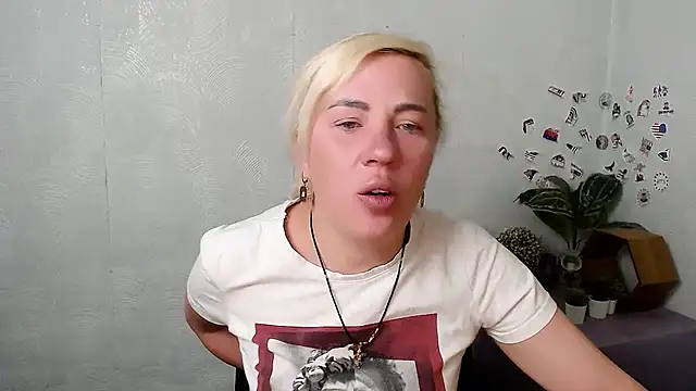 Snapshot of EmmaCat_ chatting on 05/07/26, 04:07 EmmaCat online show from 05/07/26, 04:07
