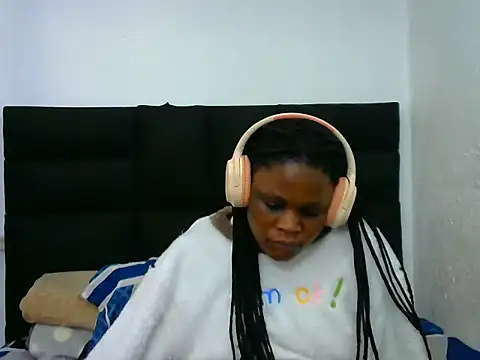 Snapshot of BlondieBitch chatting on 07/05/26, 04:41 BlondieBitch online show from 07/05/26, 04:41