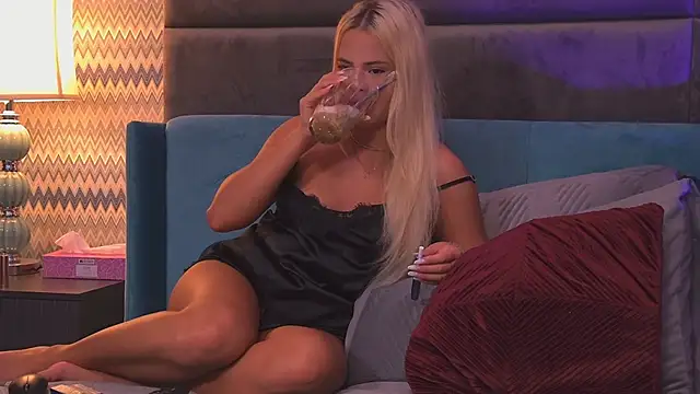 Snapshot of YssabelFox chatting on 09/23/25, 03:42 YssabelFox online show from 09/23/25, 03:42