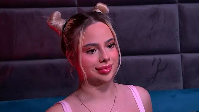 Snapshot of YssabelFox chatting on 12/04/25, 02:15 YssabelFox online show from 12/04/25, 02:15