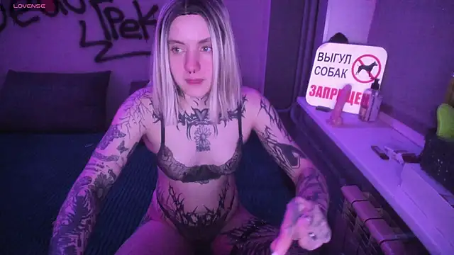 Snapshot of MonikaLowww chatting on 04/16/26, 03:02 MonikaLowww online show from 04/16/26, 03:02