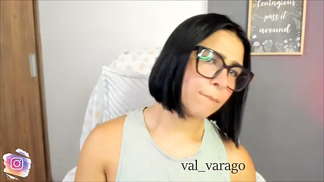 Snapshot of val_varago chatting on 06/19/26, 01:21 val varago online show from 06/19/26, 01:21