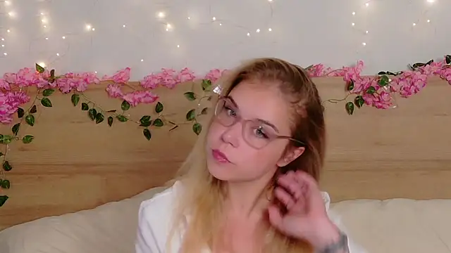 Lilith Bonheur online show from 10/15/25, 08:09