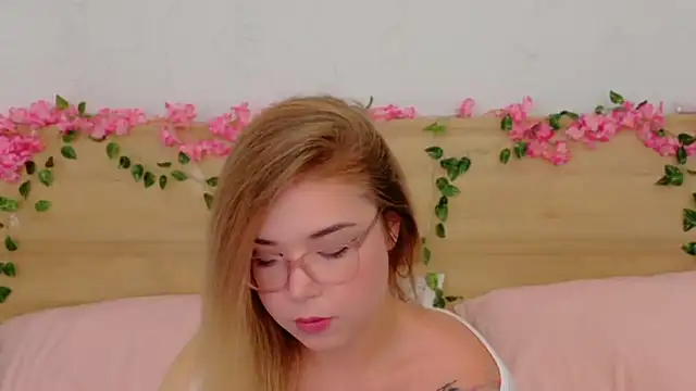 Lilith Bonheur online show from 11/24/25, 10:09