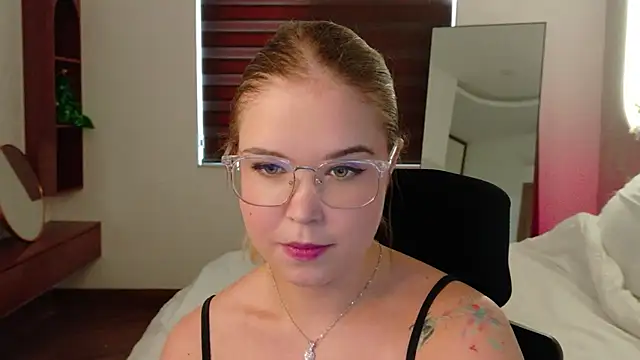 Snapshot of Lilith_Bonheur chatting on 04/05/26, 12:08 Lilith Bonheur online show from 04/05/26, 12:08