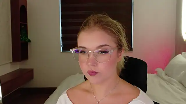 Snapshot of Lilith_Bonheur chatting on 04/08/26, 11:05 Lilith Bonheur online show from 04/08/26, 11:05