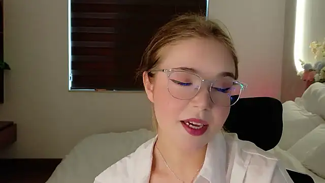 Snapshot of Lilith_Bonheur chatting on 04/10/26, 09:36 Lilith Bonheur online show from 04/10/26, 09:36