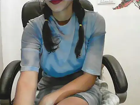 Snapshot of short_girl_ chatting on 06/21/26, 04:42 short girl online show from 06/21/26, 04:42