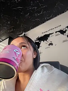 Snapshot of Isabella-Teen chatting on 05/20/26, 01:17 Isabella-Teen online show from 05/20/26, 01:17