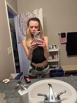 Snapshot of cuminhot69 chatting on 10/19/25, 12:39 cuminhot69 online show from 10/19/25, 12:39