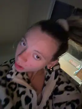 Snapshot of cuminhot69 chatting on 11/21/25, 12:26 cuminhot69 online show from 11/21/25, 12:26