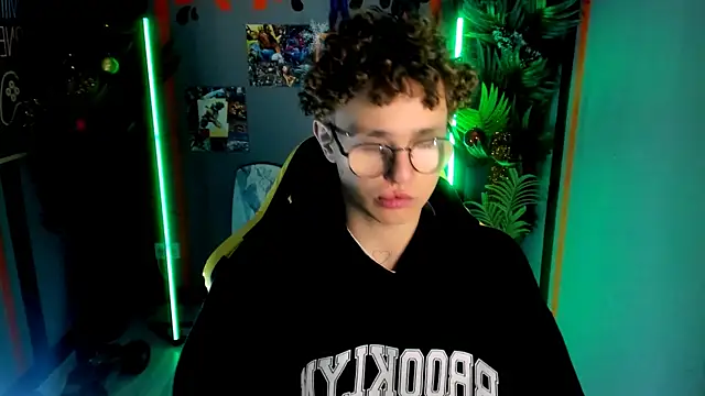 Snapshot of NathanCurl chatting on 12/21/25, 10:33 NathanCurl online show from 12/21/25, 10:33