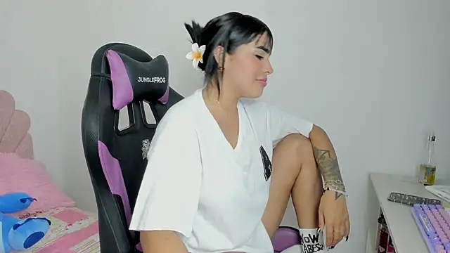 Snapshot of evelynrojas chatting on 11/28/25, 02:03 evelynrojas online show from 11/28/25, 02:03