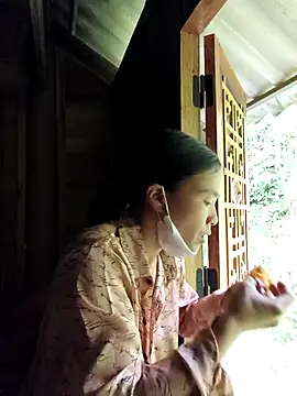 Snapshot of lily-00 chatting on 11/07/25, 01:27 lily-00 online show from 11/07/25, 01:27