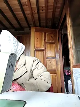 Snapshot of lily-00 chatting on 12/04/25, 04:44 lily-00 online show from 12/04/25, 04:44