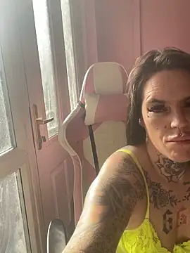 Snapshot of DIRTY_PAISLEY_X chatting on 10/29/25, 01:57 DIRTY PAISLEY X online show from 10/29/25, 01:57