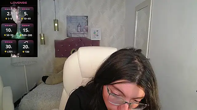 Snapshot of alllyson_ chatting on 11/11/25, 07:47 alllyson online show from 11/11/25, 07:47