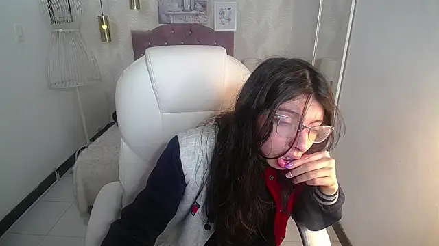 Snapshot of alllyson_ chatting on 11/14/25, 08:51 alllyson online show from 11/14/25, 08:51