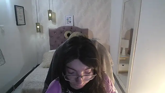 Snapshot of alllyson_ chatting on 12/13/25, 07:53 alllyson online show from 12/13/25, 07:53