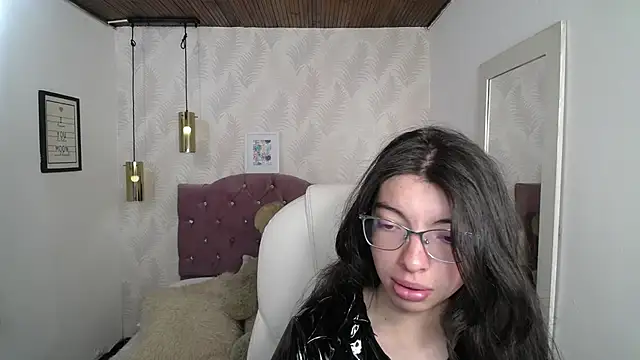 Snapshot of alllyson_ chatting on 12/17/25, 08:04 alllyson online show from 12/17/25, 08:04