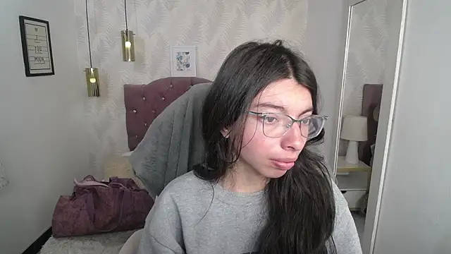 Snapshot of alllyson_ chatting on 12/18/25, 08:04 alllyson online show from 12/18/25, 08:04