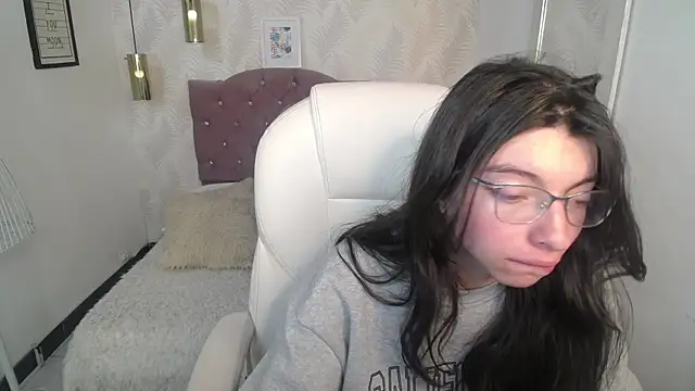 Snapshot of alllyson_ chatting on 12/19/25, 07:54 alllyson online show from 12/19/25, 07:54