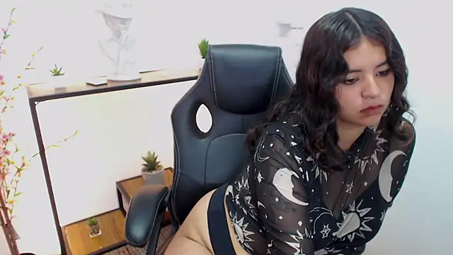 Snapshot of SweetVenuss_ chatting on 10/22/25, 11:54 SweetVenuss  online show from 10/22/25, 11:54