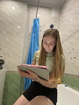 MilaMoone online show from 04/13/26, 07:08