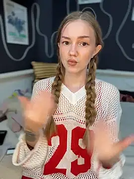 Snapshot of MilaMoone chatting on 06/14/26, 12:07 MilaMoone online show from 06/14/26, 12:07