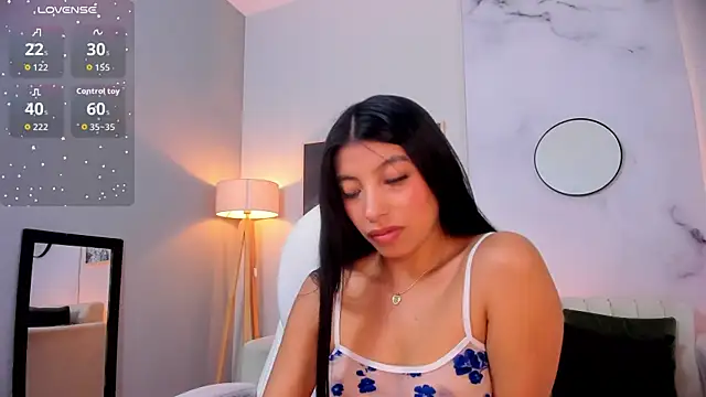 Snapshot of Tiffany_Low chatting on 11/12/25, 01:33 Tiffany Low online show from 11/12/25, 01:33