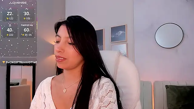 Snapshot of Tiffany_Low chatting on 11/22/25, 01:54 Tiffany Low online show from 11/22/25, 01:54