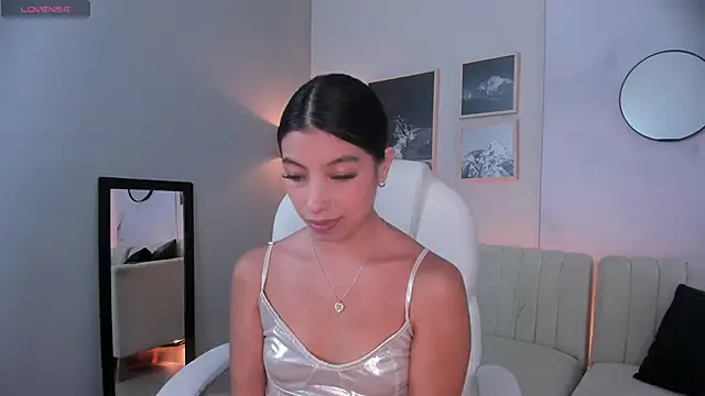 Snapshot of Tiffany_Low chatting on 11/29/25, 04:43 Tiffany Low online show from 11/29/25, 04:43