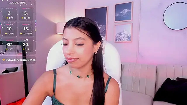 Snapshot of Tiffany_Low chatting on 12/01/25, 01:27 Tiffany Low online show from 12/01/25, 01:27