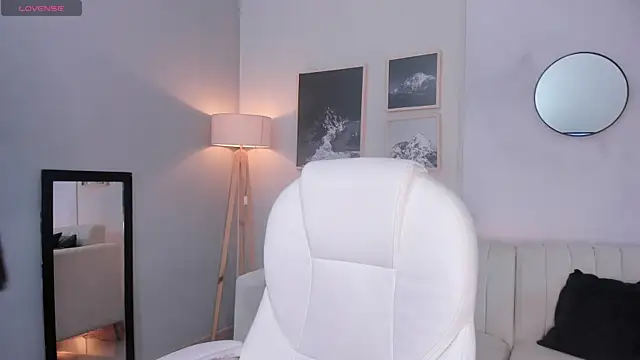 Snapshot of Tiffany_Low chatting on 12/14/25, 01:27 Tiffany Low online show from 12/14/25, 01:27